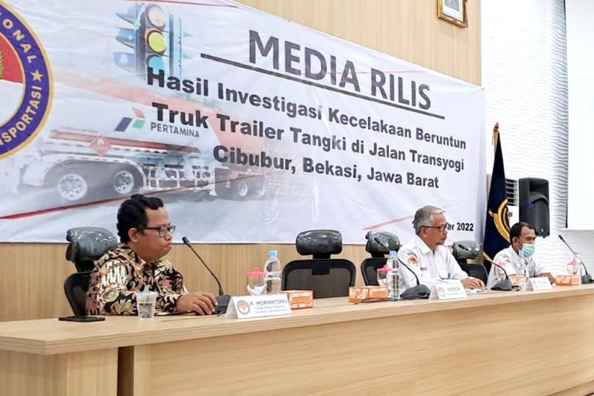 Komite Nasional Keselamatan Transportasi (KNKT) saat jumpa pers tentang hasil investigasi kecelakaan truk BBM Pertamina di Jalan Transyogi, Cibubur, Bekasi pada 18 Juli 2022 di Jakarta Pusat, Selasa (18/10/2022). 