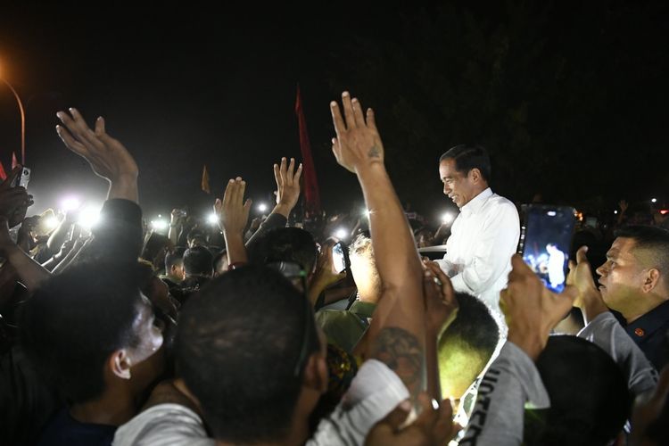 Capres petahana Joko Widodo disambut warga saat tiba di Bandara Domine Eduard Osok, Sorong, Papua Barat, Senin (1/4/2019). Jokowi tiba di Sorong untuk melakukan serangkaian kegiatan antara lain kampanye terbuka. ANTARA FOTO/Puspa Perwitasari/foc.