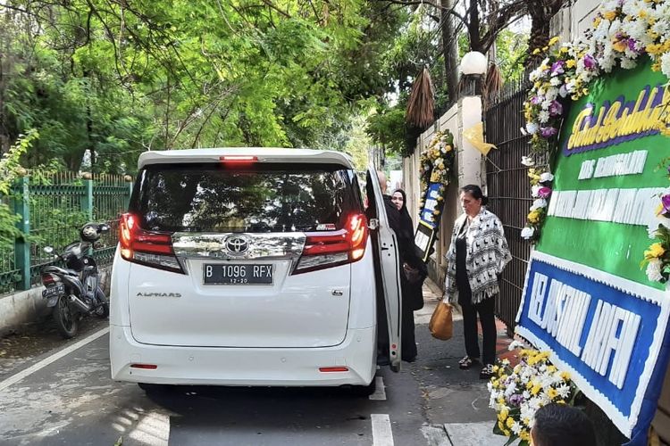 Ahmad Dhani yang turun dari mobil di kawasan Menteng, Jakarta Pusat, Sabtu (7/3/2020). 