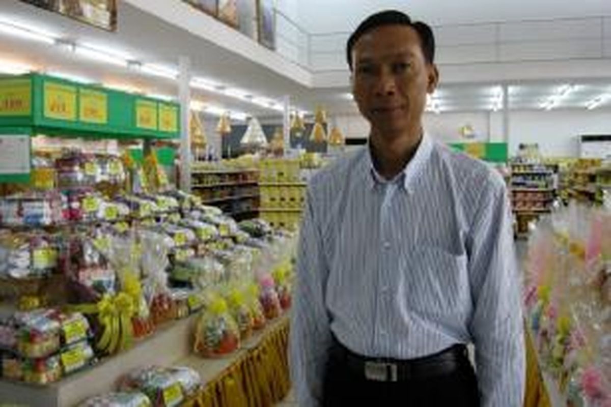 Sakol membangun hipermarket 