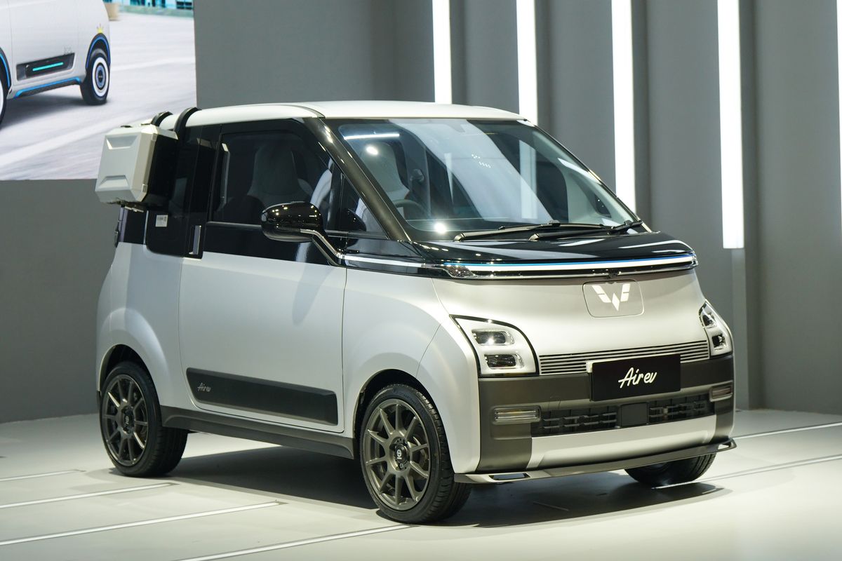 Modifikasi mobil listrik Wuling Air ev di Indonesia International Motor Show (IIMS) 2023