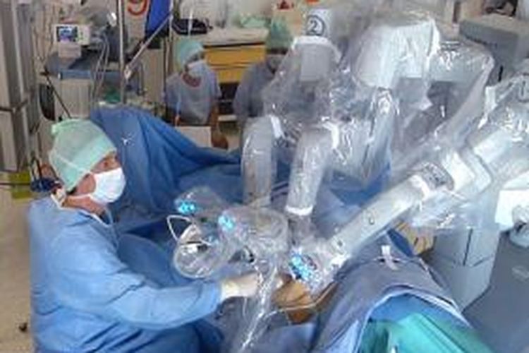 Bedah robotik untuk transplantasi ginjal melalui vagina.