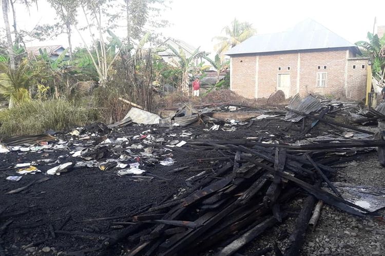 Rumah panggung bekas studio radio swasta di Lingkungan Barana Pance, Kelurahan Pammanu, Kecamaatn Belopa Utara, Kabupaten Luwu kini rata tanah akibat kebakaran pada Minggu dinihari tadi, (23/06/2019)