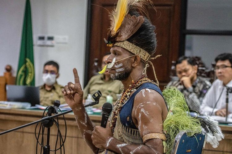 Hendrikus Frangky Woro dari Suku Awyu Papua, memberikan kesaksian dalam sidang kasus pencabutan izin kawasan hutan di Pengadilan Tata Usaha Negara (PTUN), Jakarta. 