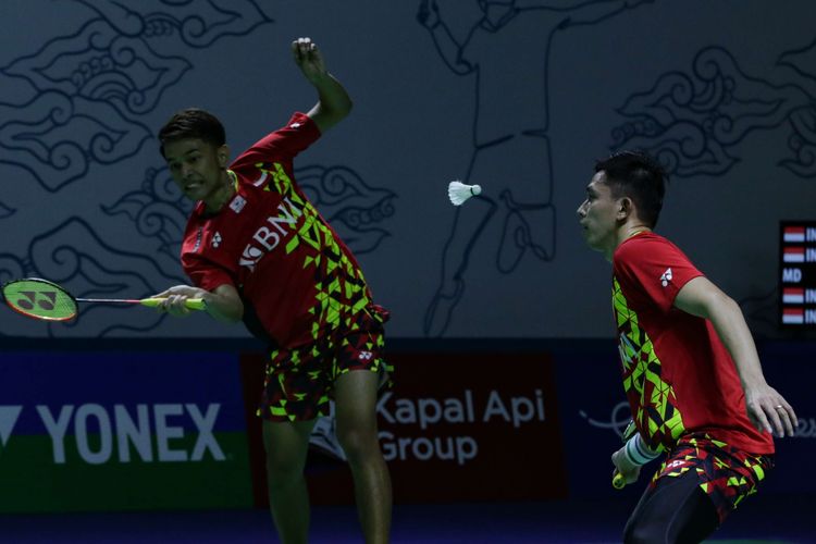 Ganda putra Indonesia, Fajar Alfian/Muhammad Rian Ardianto bertanding melawan ganda putra Indonesia Muhammad Shohibul Fikri/Bagas Maulana pada babak 16 besar Indonesia Open 2022 di Istora Senayan, Jakarta, Kamis (16/6/2022). Fajar/Rian selaku unggulan keenam melaju ke perempat final setelah menang dengan skor 21-10, 10-21 dan 21-15.