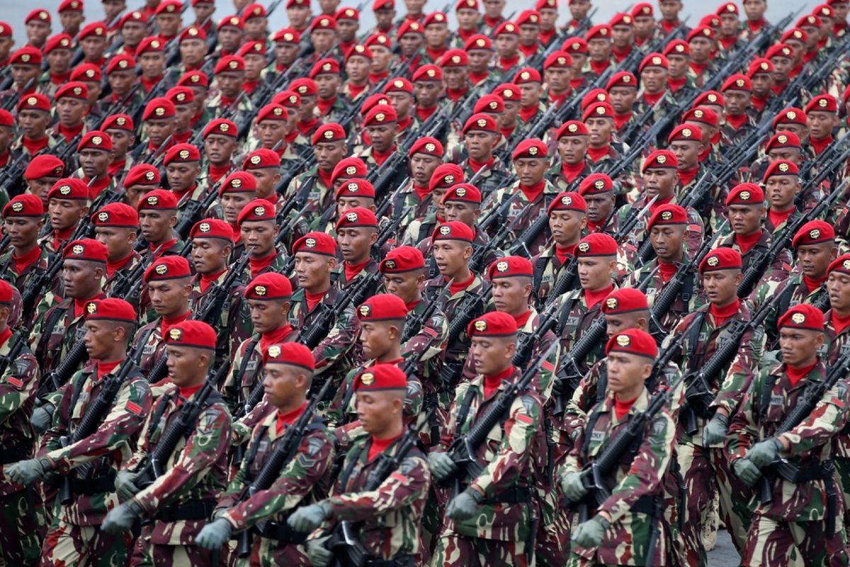 Defile pasukan saat peringatan HUT ke-72 Tentara Nasional Indonesia di Dermaga Indah Kiat, Cilegon, Banten, Kamis (5/10/2017). Peringatan HUT TNI ini  TNI dimeriahkan latihan gabungan dengan menggunakan alutsista andalan dari masing-masing matra TNI, Angkatan Darat, Angkatan Laut, dan Angkatan Udara.