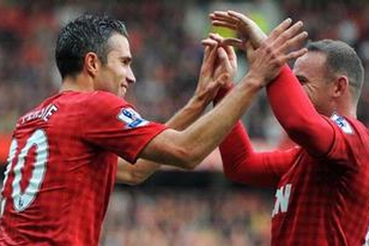 Penyerang Manchester United asal Belanda, Robin van Persie (kiri), merayakan golnya ke gawang Stoke City dengan rekan seklubnya dari Inggris, Wayne Rooney, dalam laga pekan ke-8 Premier League di Stadion Old Trafford, Sabtu (20/10/2012). MU akhirnya menang 4-2. 