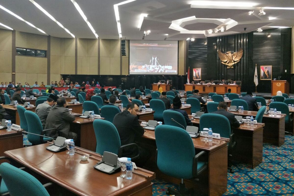 Suasana sidang paripurna pengesahan APBD DKI 2018 di Gedung DPRD DKI Jakarta, Jalan Kebon Sirih, Kamis (30/11/2017). 