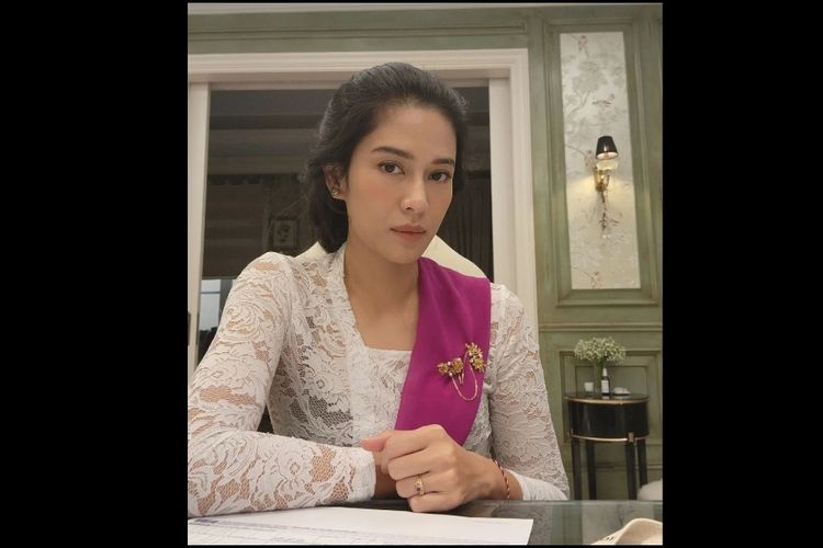 Artis peran Dian Sastrowardoyo memamerkan potret dirinya tengah mengenakan kebaya.