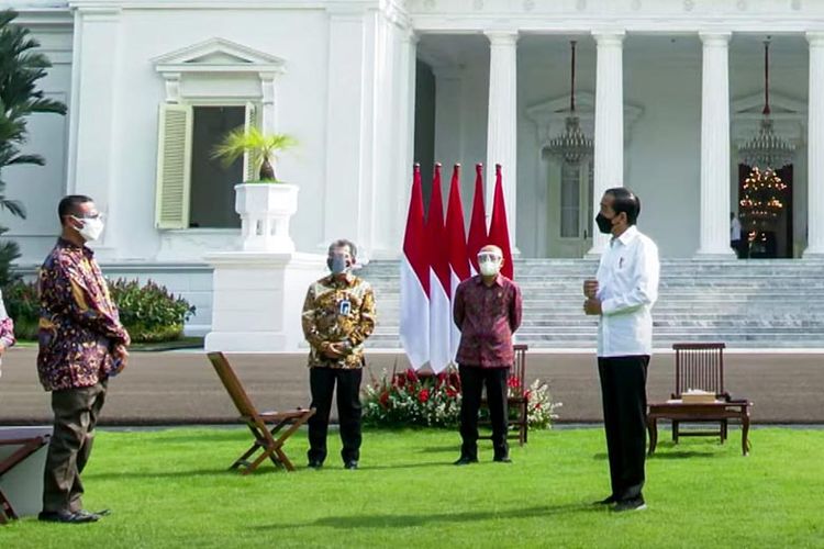 Presiden Jokowi menyerahkan BPUM di Istana Kepresidenan, Jumat (30/7/2021). 