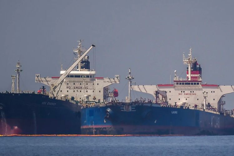 Kapal tanker minyak berbendera Liberia Ice Energy (kiri) memindahkan minyak mentah dari kapal tanker minyak berbendera Rusia Lana (kanan) di lepas pantai Karystos, di Pulau Evia, pada 29 Mei 2022, sebagai ilustrasi.