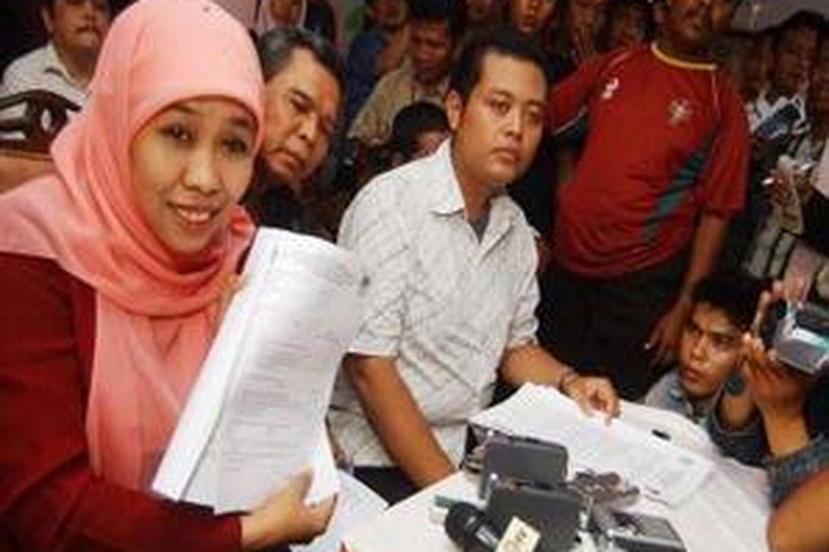 Salah satu Calon Gubernur Jatim, Kofifah Indarparawansa menunjukkan contoh form C1-KWK putaran II yang tidak ada di tiap-tiap KPPS, Minggu (28/12). Lembar C1-KWK yang berisi uraian daftar pemilih yang tercantum dalam DPT ini seharusnya dicetak dan dibagikan pada tiap-tiap KPPS.