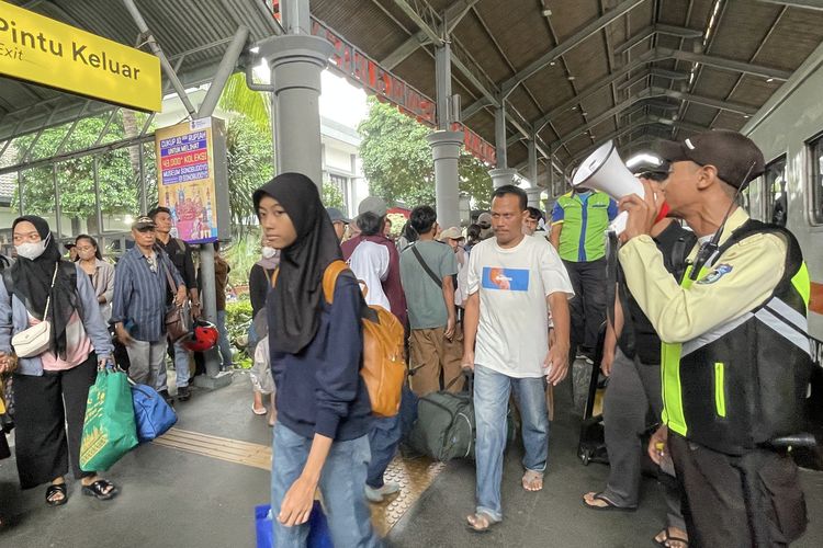 Para penumpang kereta api di Stasiun Surabaya Gubeng, Senin (8/4/2024).
