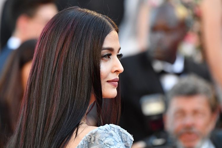 Aktris India Aishwarya Rai Bachchan berpose di depan kamera ketika menghadiri pemutaran film Okja pada Festival Film Cannes 2017, Jumat (19/5/2017).