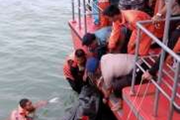Satu dari empat anak buah kapal yang hilang sekitar 6 mil arah timur Lampu Putih, perairan Bagan Asahan, Sumatera Utara, ditemukan tim SAR gabungan, Senin (7/11/2016).
