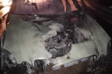 Mercedes Benz Terbakar di Tol Cisumdawu, Api Diduga Berasal dari Korsleting di Kap Mobil
