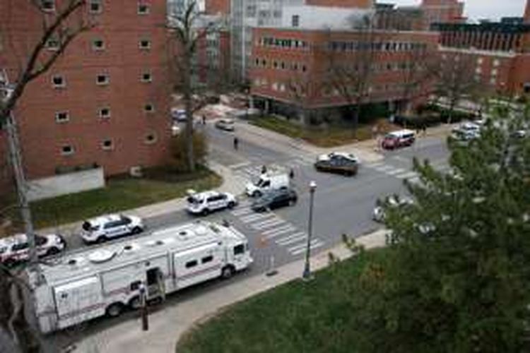 Polisi menutup ruas jalan yang menjadi lokasi penyerangan di dalam Kampus Universitas Ohio, Colombus, AS, Senin pagi.  