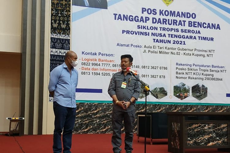 Mentan SYL bersama Gubernur NTT Viktor Bungtilu Laiskodat saat berkunjung ke Kupang, NTT guna meninjau lokasi terdampak bencana alam akibat badai tropis seroja di Posko Bencana Alam NTT, Kantor Gubernur NTT, Sabtu (10/4/2021).
