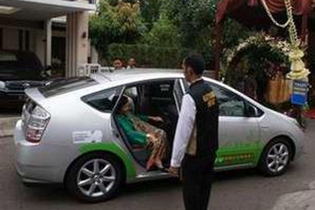 Undangan merasakan mobil ramah lingkungan. Mereka heran campur kagum karena tak ada suara mesinnya