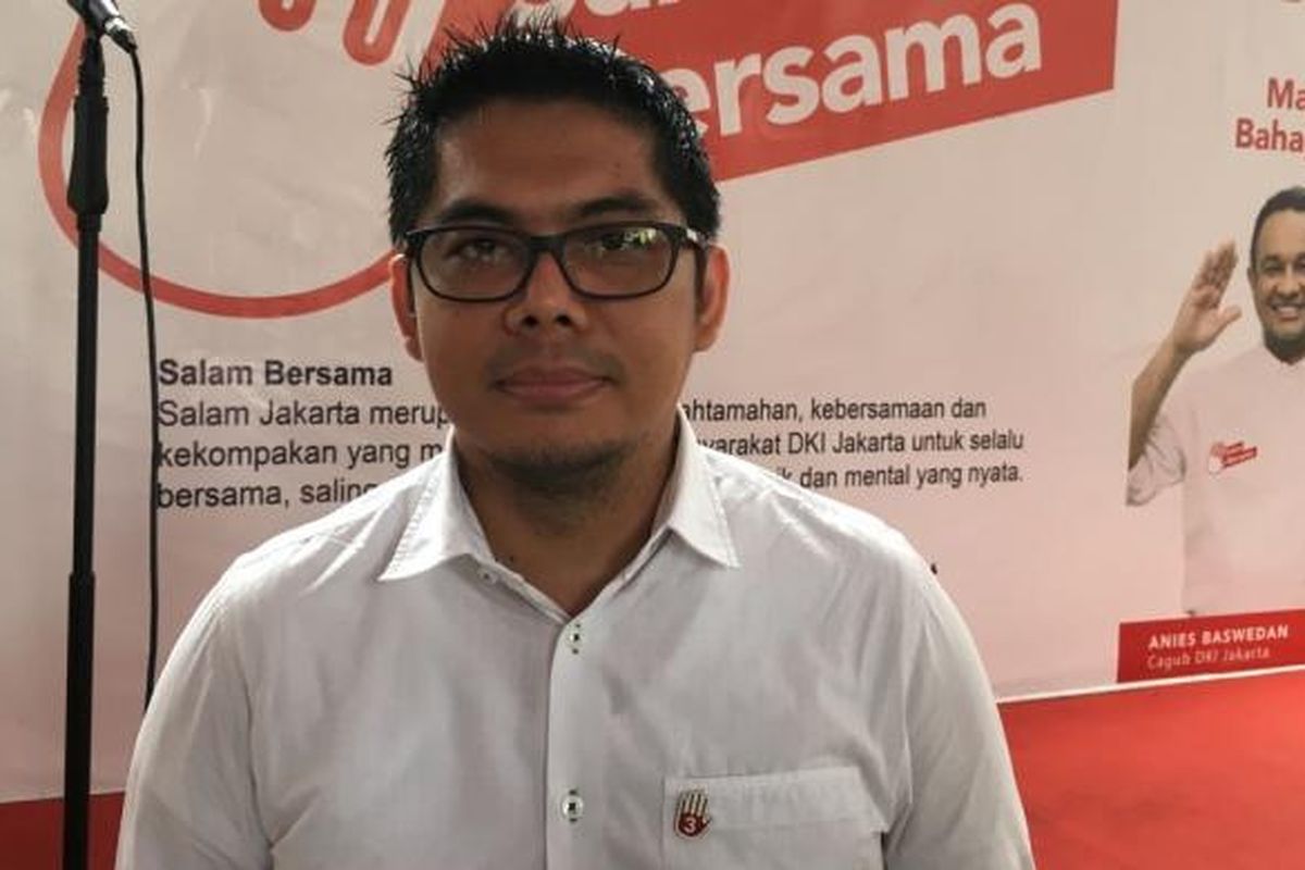 Wakil Ketua Tim Media Anies Baswedan dan Sandiaga Uno, Nauf Firman Yursak, saat memberi keterangan kepada pewarta di posko pemenangan Anies-Sandi, Jalan Cicurug, Selasa (6/12/2016).