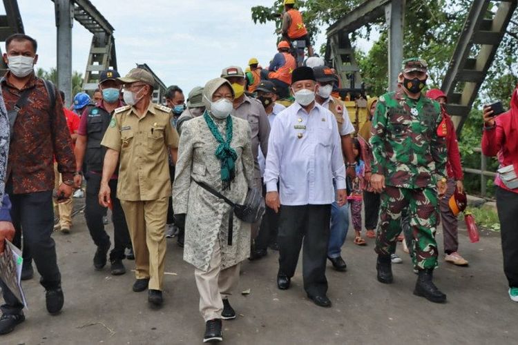 Menteri Sosial (Mensos) Tri Rismaharini mengecek langsung jembatan penghubung yang putus akibat terjangan banjir dan kondisi warga terdampak banjir Kabupaten Halmahera Utara (Halut) mulai dari kebutuhan hingga distribusi bantuan di kabupaten itu.