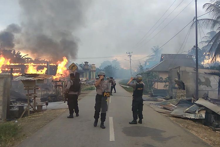 Sekitar 56 rumah warga Desa Gunung Jaya, Kecamatan Siotapina, Kabupaten Buton, Sulawesi Tenggara, dibakar sekelompok pemuda dari desa tetangganya, Desa Sampuabalo, Rabu (5/6/2019) sore.  Belum diketahui penyebab pasti pemicu pertikaianyang melibatkan  antar kelompok pemuda desa gunung jaya dengan pemuda desa sampuabalo. 