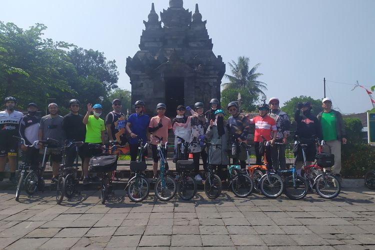 Sejumlah pekerja seni atau artis ibu kota dan anggota DPR RI yang tergabung dalam 48bersepeda melakukan aksi sosial sekaligus promosi wisata di kawasan Candi Borobudur, Kabupaten Magelang, Minggu (9/8/2020).