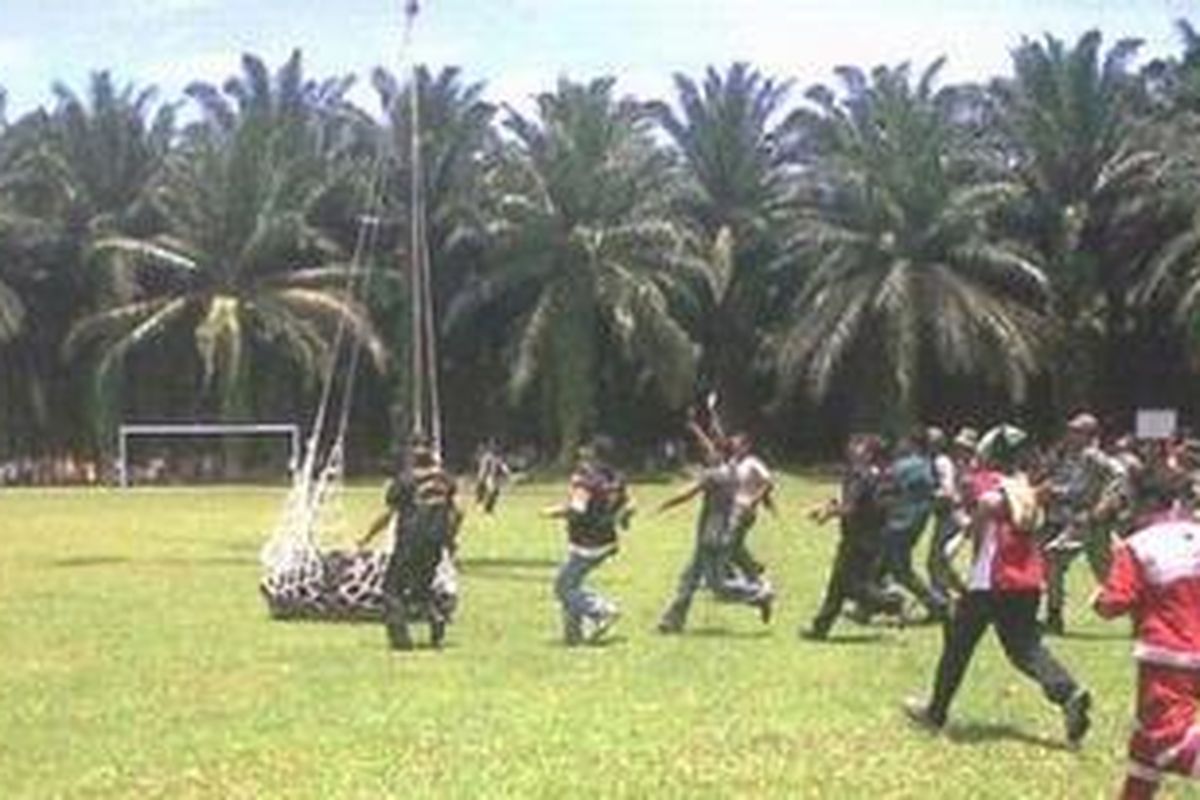 Empat jenazah berhasil diturunkan dari helikopter di lapangan Turangie, Bahorok, Langkat, Minggu (2/10/2011). Jenazah langsung dibawa ke RS Adam Malik, Medan.