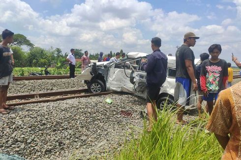 Detik-detik Avanza Ditabrak KA Barang hingga Terpental 40 Meter di Grobogan, Korban Tewas 3 Orang