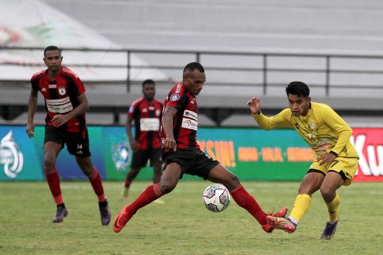 Pemain Barito Putera Ambrizal Umanilo dijaga ketat pemain Persipura Jayapura pada pertandingan pekan 25 Liga 1 2021-2022 yang berakhir dengan skor 3-0 di Stadion Kapten I Wayan Dipta Gianyar, Senin (14/2/2022) sore.