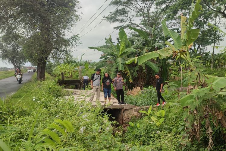 Polisi mendatangi lokasi duel maut antara dua pelajar di Desa Kedondong, Kecamatan Sokaraja, Kabupaten Banyumas, Jawa Tengah, Jumat (14/7/2023).