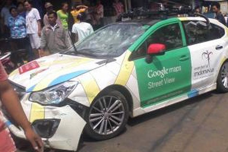 Mobil Google Street View dirusak massa di Bogor, Kamis (12/9/2013). Foto: mginanjar, anggota forum Kaskus