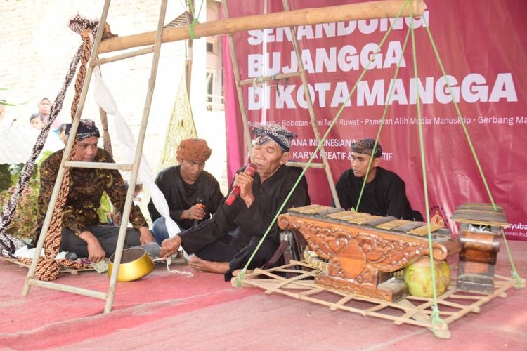Tradisi Bujanggaan adalah salah satu tradisi di Indramayu.