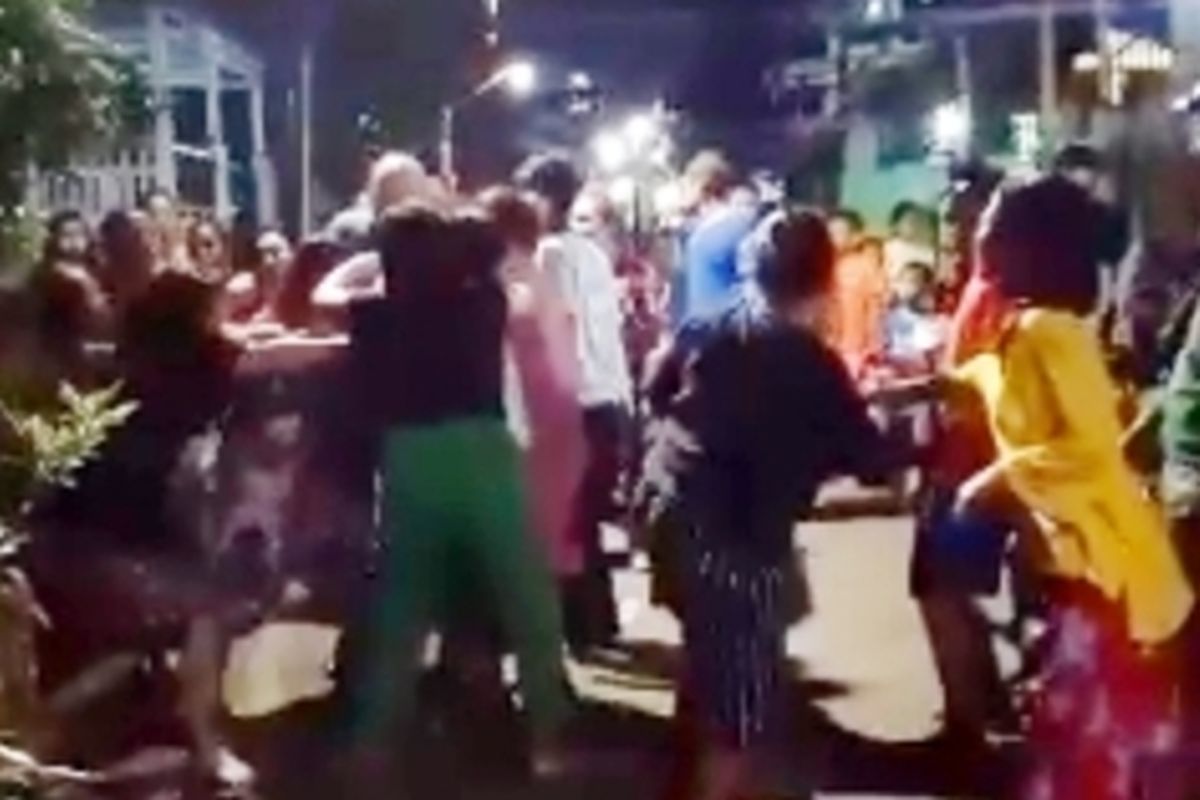 Potongan gambar memperlihatkan sejumlah emak-emak yang terlibat dalam aksi keributan di tengah jalan di wilayah Jalan Urip Sumiharjo 6, Kecamatan Panakkukang, Kota Makassar, Sulsel, pada Selasa (25/7/2023) malam.