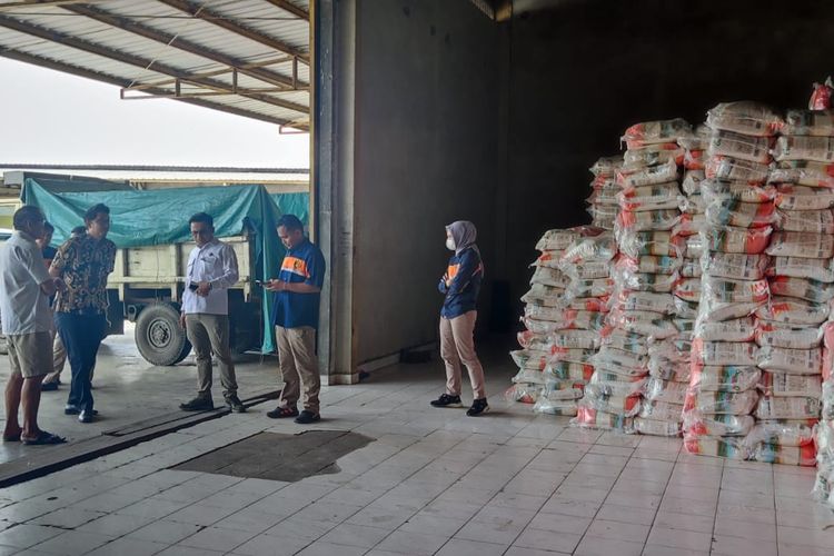 Stok beras di salah satu gudang distributor di Kota Pangkalpinang, Kepulauan Bangka Belitung, Kamis (7/12/2023).