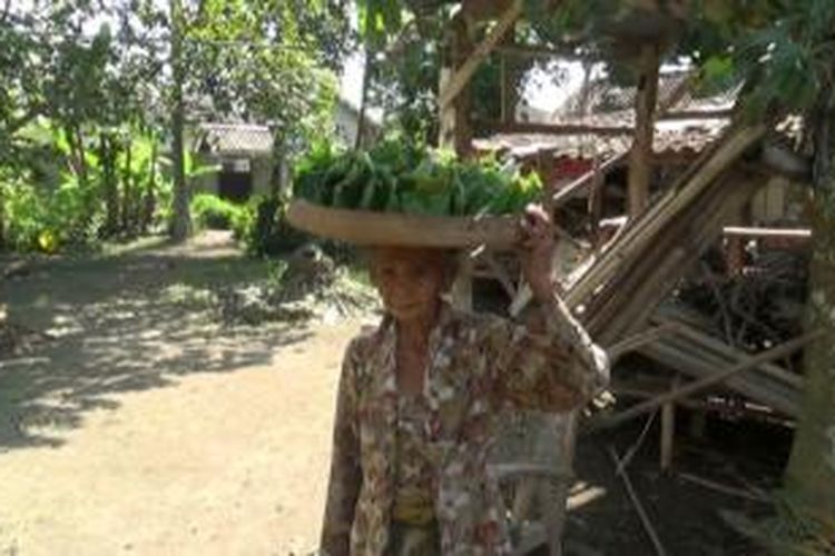 Mbah Mul mengantarkan beberapa bungkus Jemunak ke pelanggannya di Muntilan, Kabupaten Magelang.