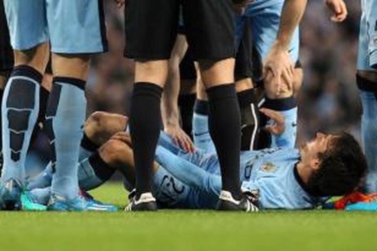 Gelandang Manchester City, David Silva, mengalami cedera saat melawan Newcastle United, di Piala Liga Inggris, Rabu (29/10/2014). 