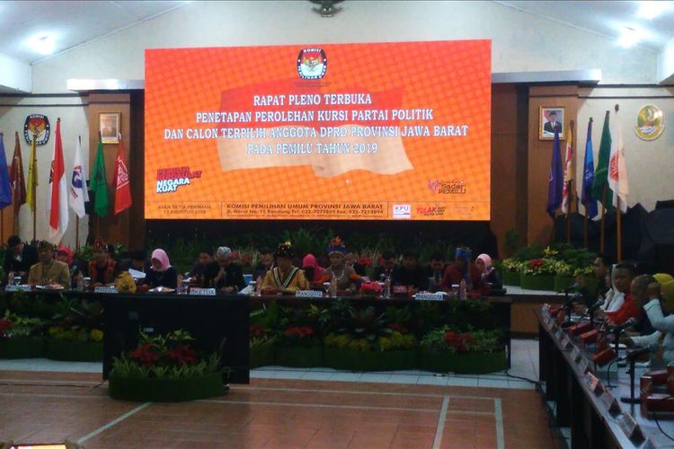 Komisi Pemilihan Umum (KPU) Jawa Barat menggelar rapat pleno terbuka penetapan perolehan kursi partai politik dan calon terpilih anggota DPRD Jawa Barat 2019-2024.