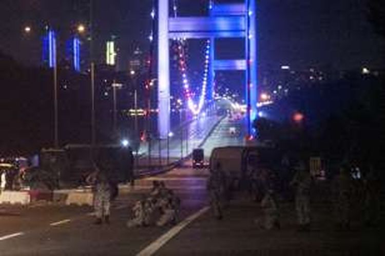 Sekelompok prajuri AD Turki menguasai pintu masuk ke Jembatan Bosphorus yang memisahkan Eropa dan Asia, Sabtu (16/7/2016) malam.