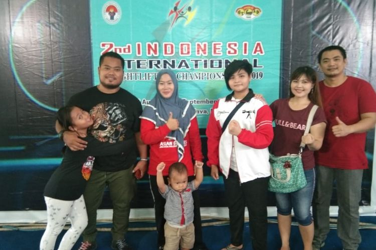 Pasangan lifter Indonesia, Prapti Tri Setiawati dan Mohammad Reynaldi Saenal (dua dari kiri) bersama anak dan atlet binaan mereka, Georgia Sidney.