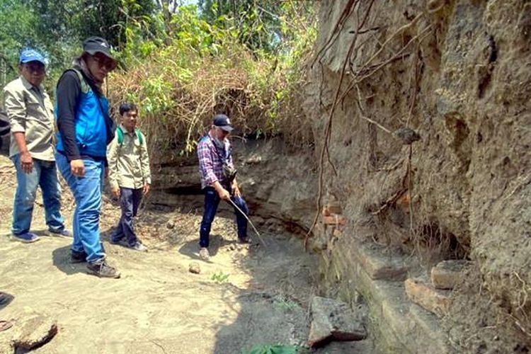 Arkeolog dan ahli geologi melanjutkan observasi terhadap temuan struktur bata kuno di Desa Walidono, Kecamatan Prajekan, Kabupaten Bondowoso, Jawa Timur (Jatim).