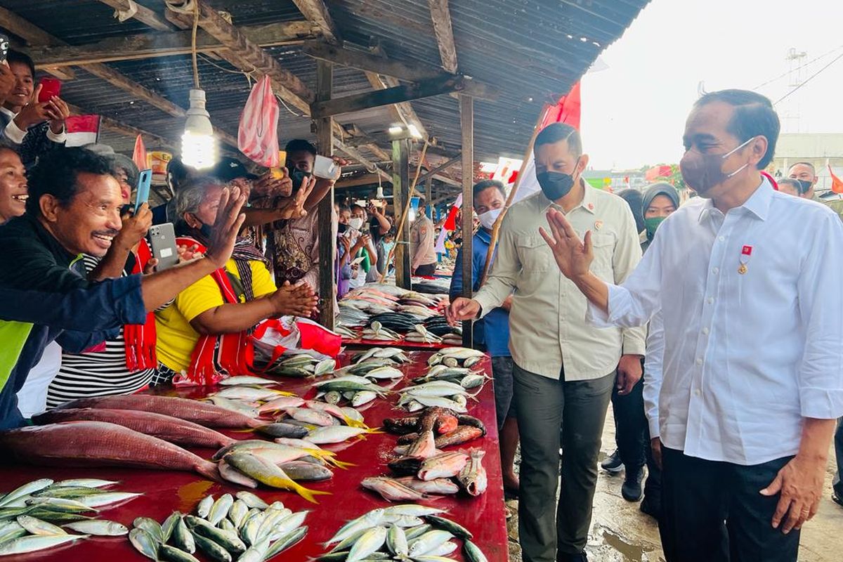 Presiden Joko Widodo melambaikan tangan kepada warga saat membagikan bantuan di Pasar Olilit Saumlaki, Kepualuan Tanimbar, Jumat (2/9/2022).