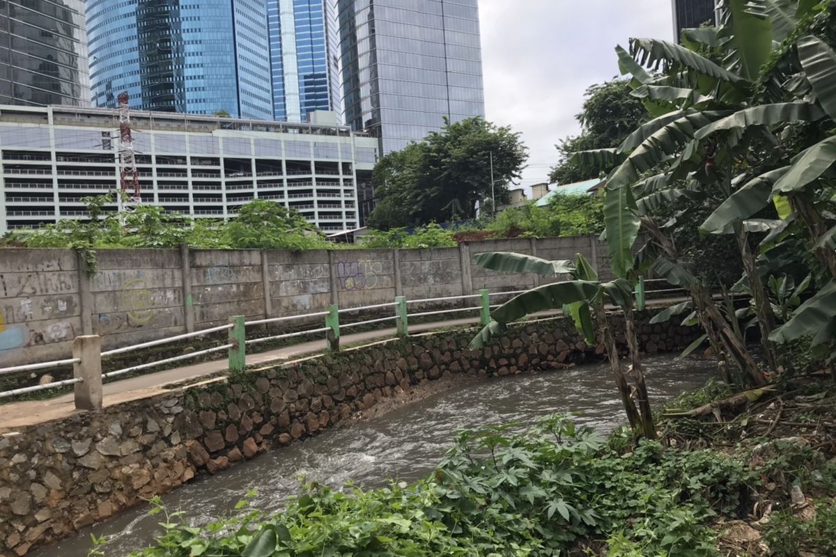 Kondisi aliran Kali Mampang di sekitar Jalan Poncol Jaya, Kuningan Barat, Mampang Prapatan, Jakarta, Senin (2/11/2020) pagi.