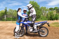 Alasan Pentingnya Berdiri di Motor Saat Main Motocross