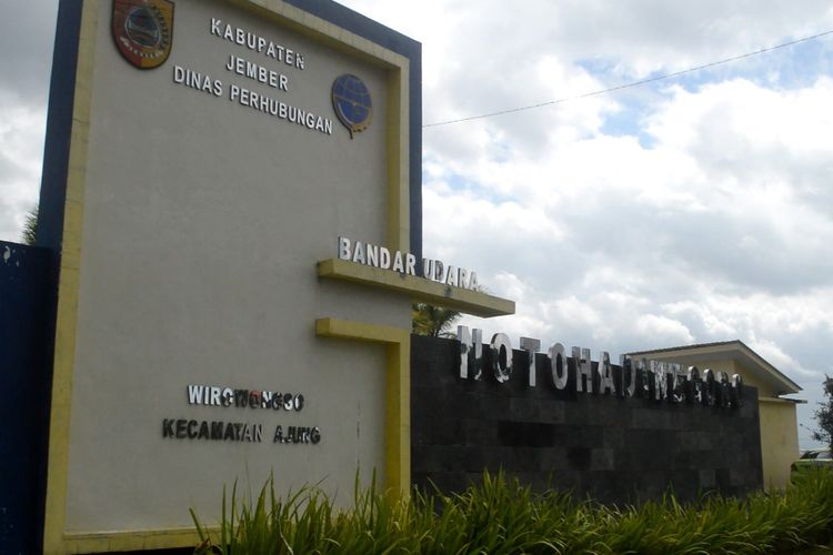 Pesawat di Bandara Notohadinegoro Jember sudah tidak terbang karena penumpang yang sepi