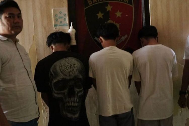 Tiga tersangka yang memerkosa MY (14) siswi SMP di Tanggamus ditangkap polisi, Kamis (15/9/2022). Ketiga mencekoki korban dengan minuman keras lalu pemerkosaan itu direkam.