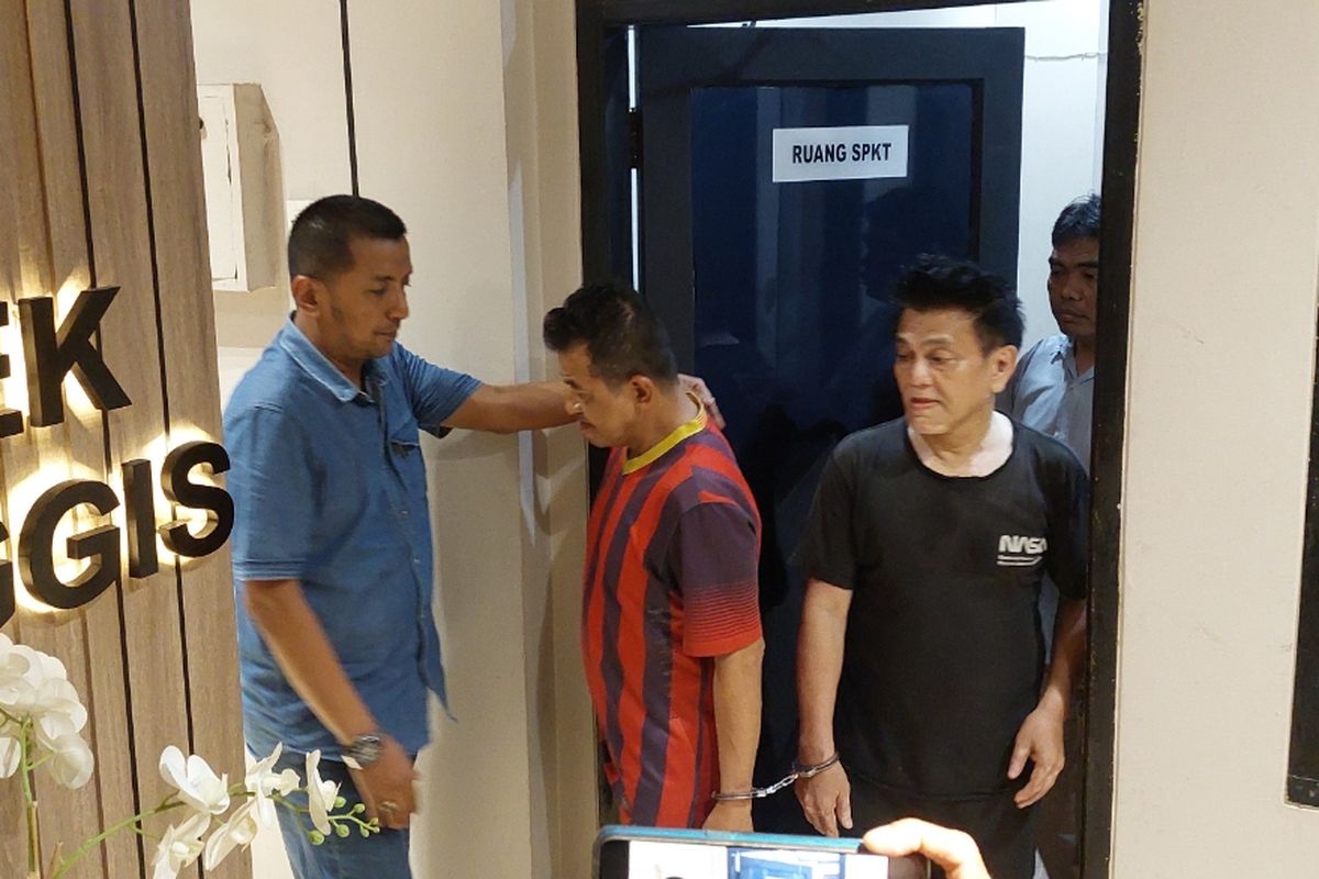 SC (57) dan D (57) saat digiring oleh polisi ke sel di Mapolsek Cimanggis, Depok, Jawa Barat, Rabu (7/6/2023).
