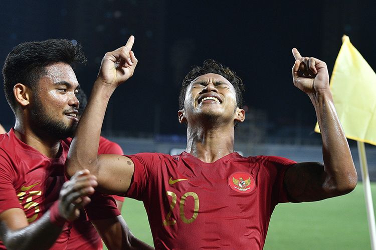 Pemain Timnas U-22 Indonesia Osvaldo Haay (kanan) merayakan gol bersama rekannya Saddil Ramdani dalam pertandingan Grup B SEA Games 2019 di Stadion Rizal Memorial, Manila, Filipina, Kamis (28/11/2019). Indonesia mengalahkan Singapura dengan skor 2-0.