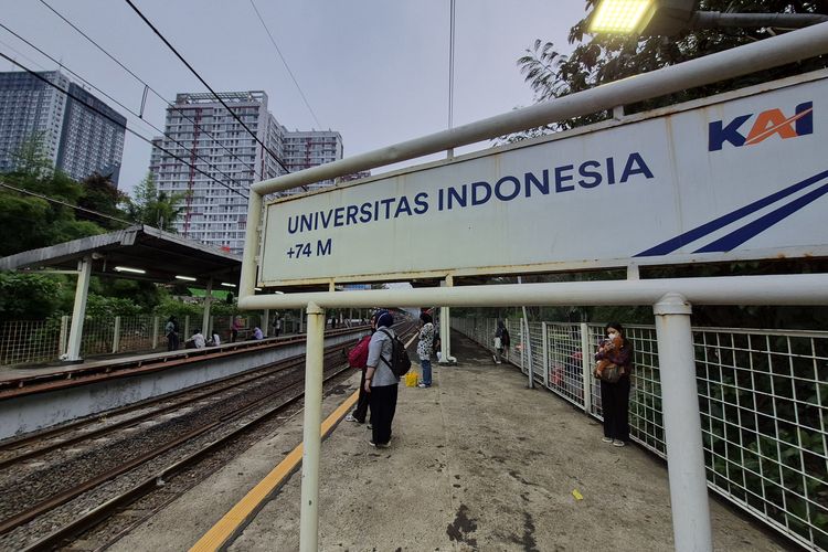 KRL Bogor Terdampak Pohon Tumbang, Penumpang di Stasiun UI Tertahan hingga 2 Jam