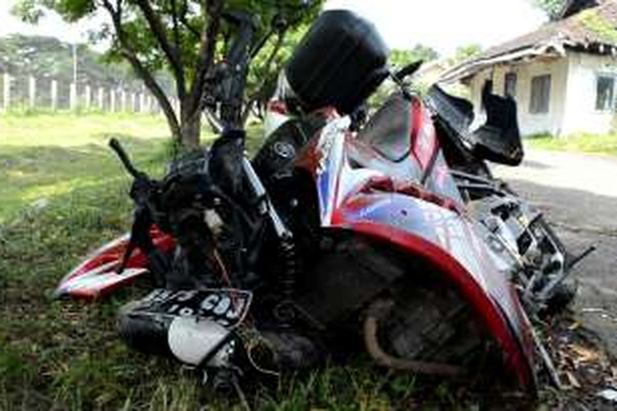 (Sumber: istimewa)
Tampak sepeda motor dan taksi Blue Bird yang terlibat kecelakaan dengan mobil milik putra Gubernur Banten Rano Karno, Raka Widyarma, di Jalan Perimeter Utara Bandara Soekarno-Hatta, Tangerang, Rabu (9/3/2016). 




